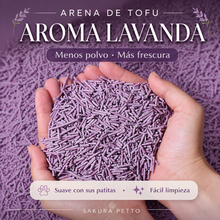 Manos sosteniendo arena de tofu SAKURA PETTO aroma lavanda, resaltando una textura suave con las patitas del gato y menos polvo