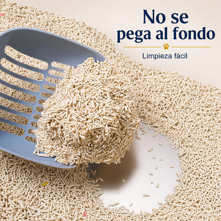Pala recogiendo un grumo firme de arena de tofu Sakura Petto, mostrando un arenero limpio gracias a su fórmula que no se pega al fondo
